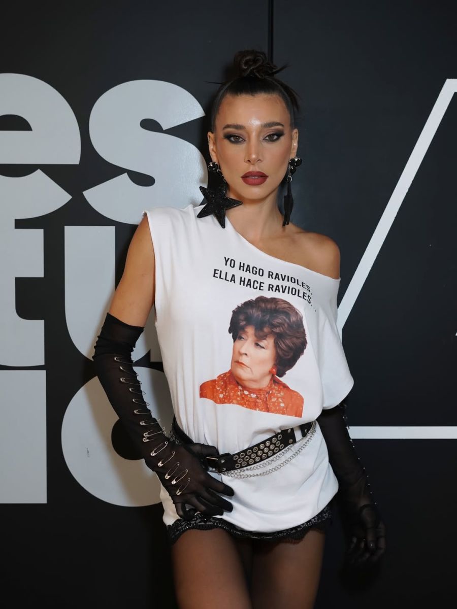 Sol Pérez con la remera de una frase icónica de Esperando La Carroza
