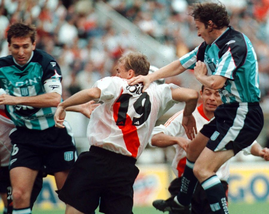 Claudio Úbeda enfrentando a River Plate