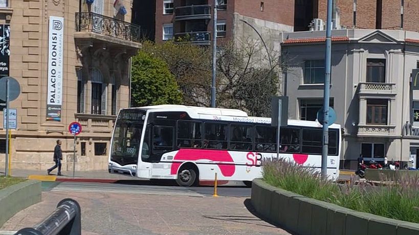 Colectivo de SiBus circulando por Córdoba