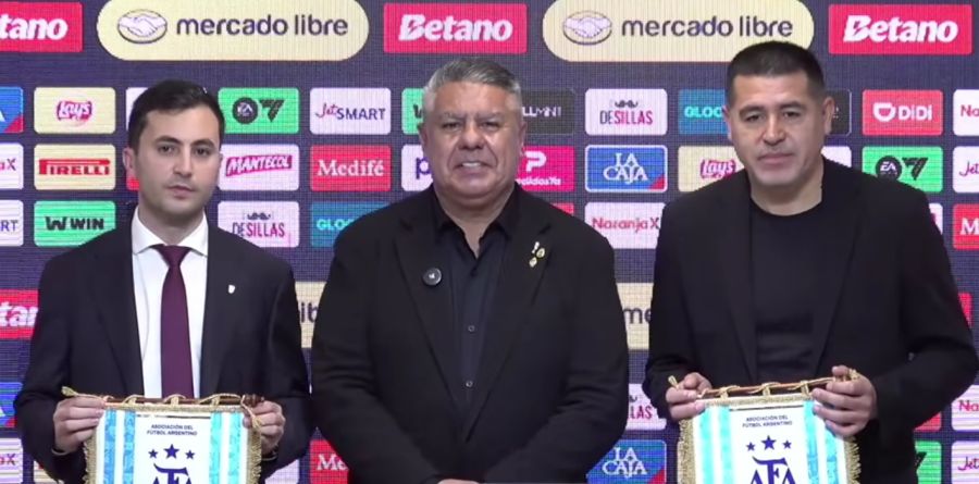 Tapia con Riquelme y Di Carlo