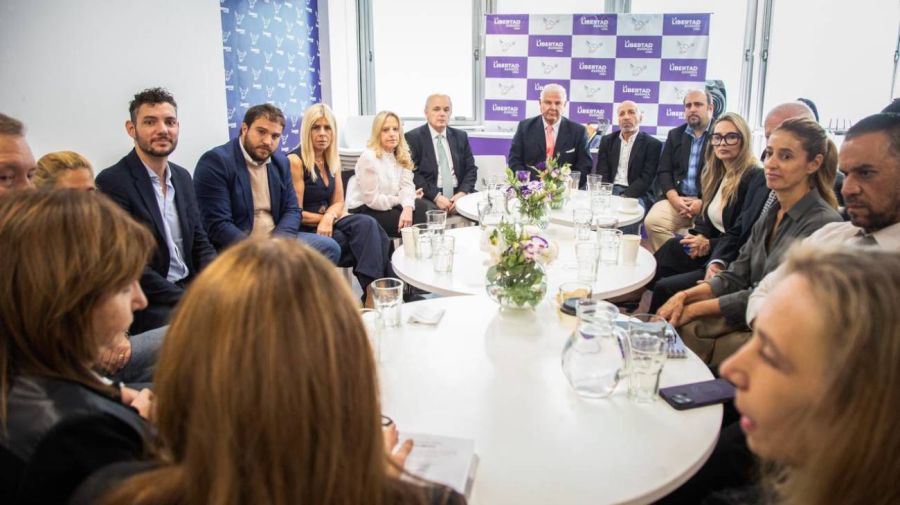 Karina Milei con legisladores, diputados y senadores de la Ciudad 18042026