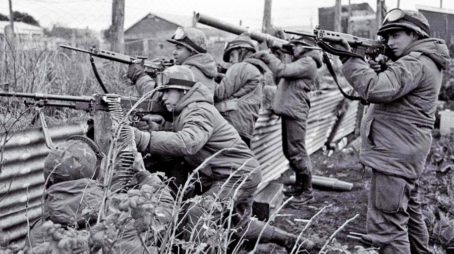 En Malvinas, las posiciones argentinas se organizaron con trincheras improvisadas en terreno turba.