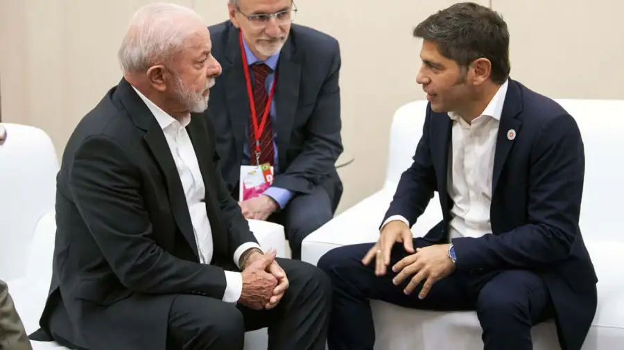 Postales del paso de Axel Kicillof por España.