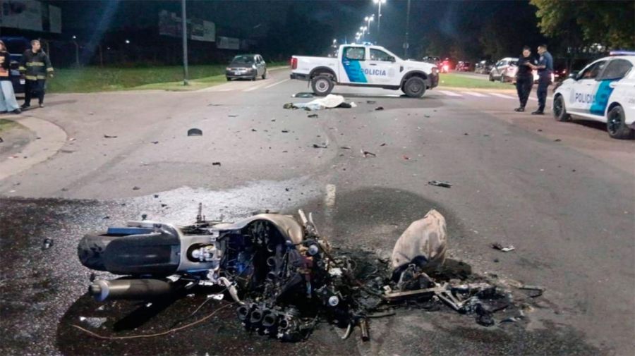 Un motociclista murió tras protagonizar un violento choque en Camino Centenario 19042026