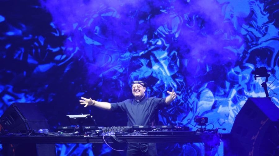 Una multitud recordó a Francisco con música y alegría junto al padre Guillerme en Plaza de Mayo.