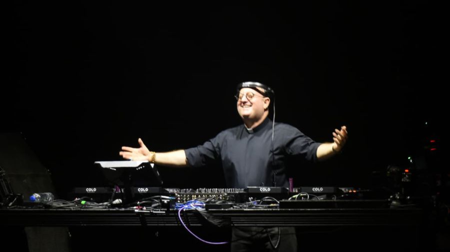 Una multitud recordó a Francisco con música y alegría junto al padre Guillerme en Plaza de Mayo.