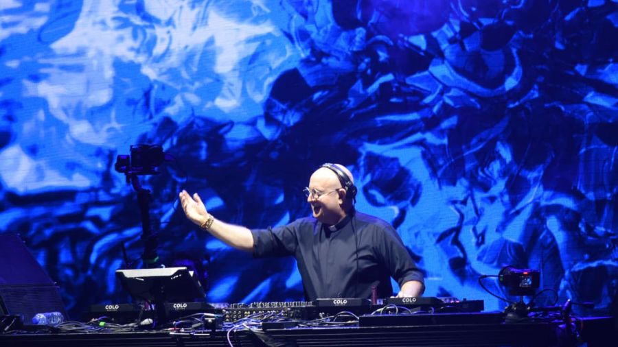 Una multitud recordó a Francisco con música y alegría junto al padre Guillerme en Plaza de Mayo.