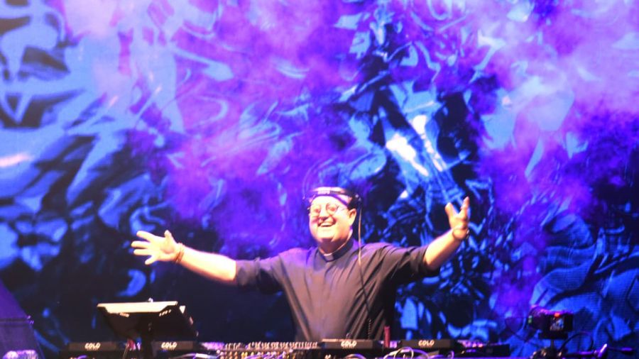 Una multitud recordó a Francisco con música y alegría junto al padre Guillerme en Plaza de Mayo.