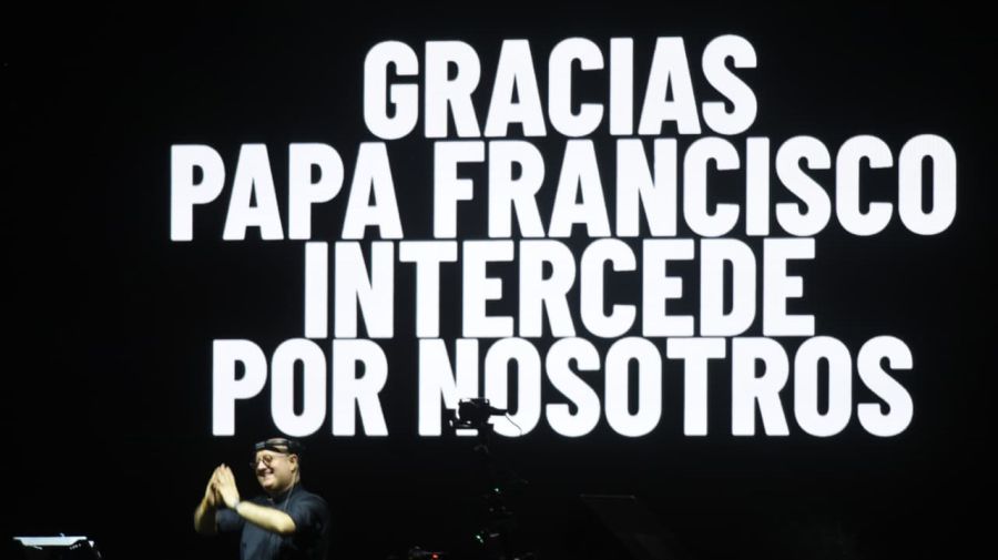 Una multitud recordó a Francisco con música y alegría junto al padre Guillerme en Plaza de Mayo.