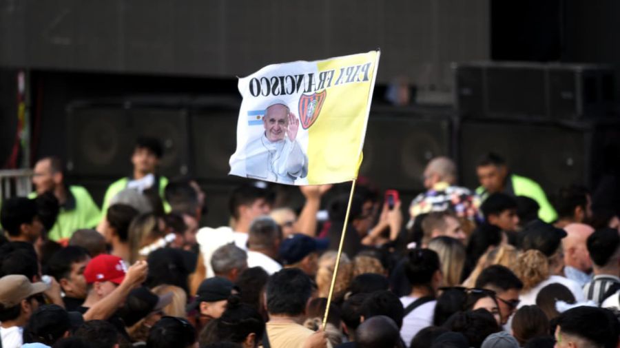 Una multitud recordó a Francisco con música y alegría junto al padre Guillerme en Plaza de Mayo.