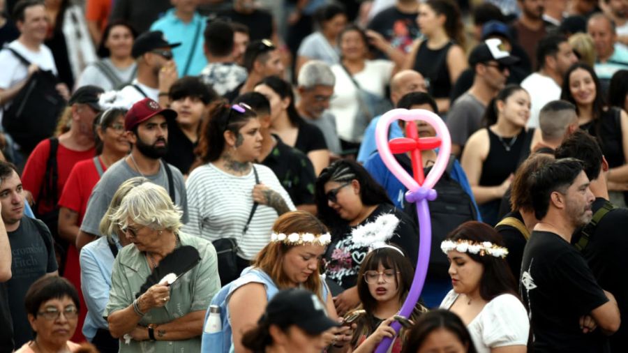 Una multitud recordó a Francisco con música y alegría junto al padre Guillerme en Plaza de Mayo.