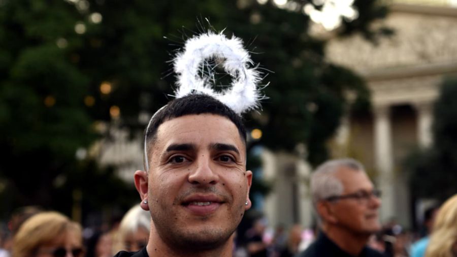 Una multitud recordó a Francisco con música y alegría junto al padre Guillerme en Plaza de Mayo.