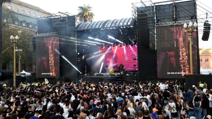 Una multitud recordó a Francisco con música y alegría junto al padre Guillerme en Plaza de Mayo.