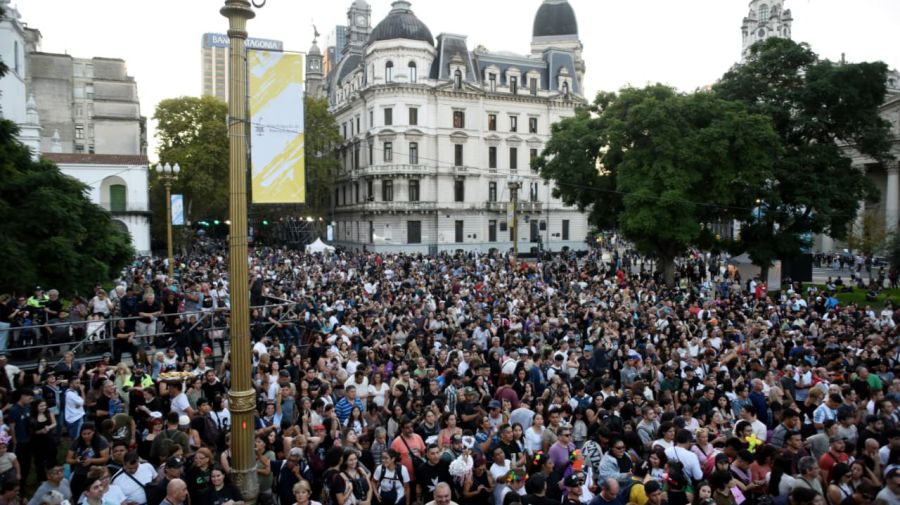 Una multitud recordó a Francisco con música y alegría junto al padre Guillerme en Plaza de Mayo.