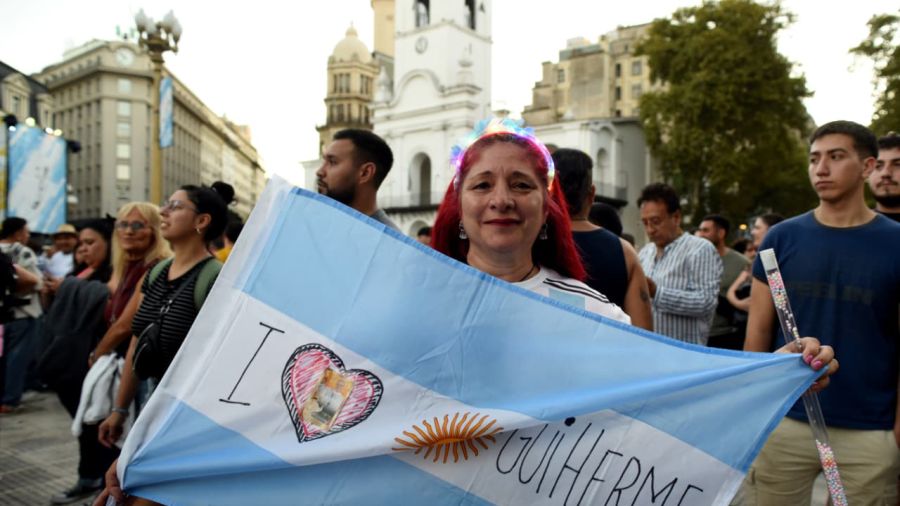 Una multitud recordó a Francisco con música y alegría junto al padre Guillerme en Plaza de Mayo.