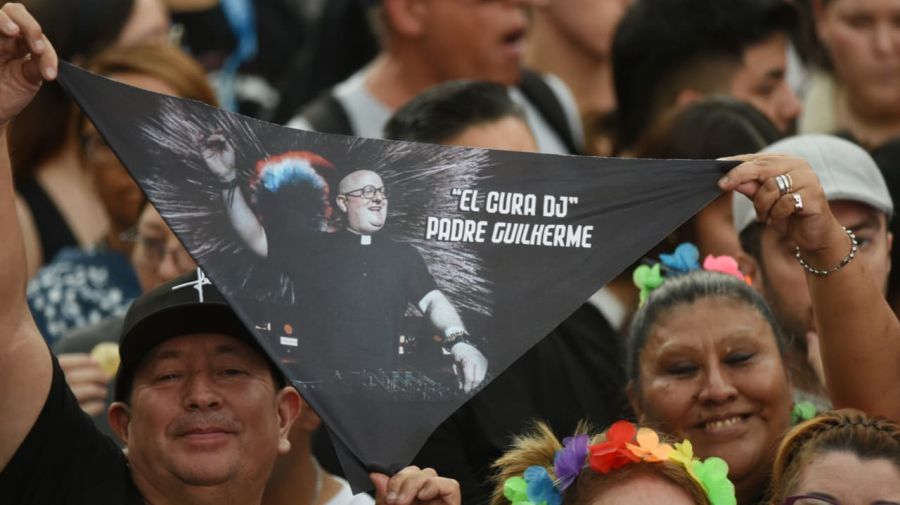 Una multitud recordó a Francisco con música y alegría junto al padre Guillerme en Plaza de Mayo.