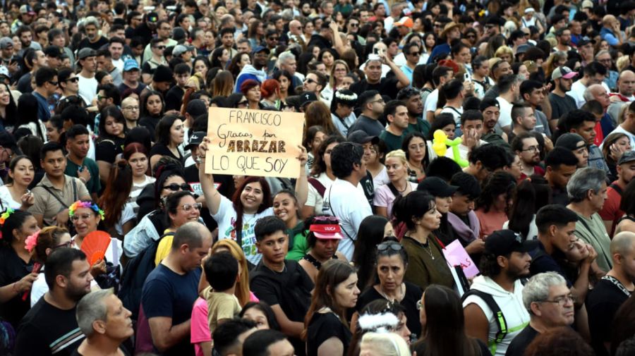 Una multitud recordó a Francisco con música y alegría junto al padre Guillerme en Plaza de Mayo.