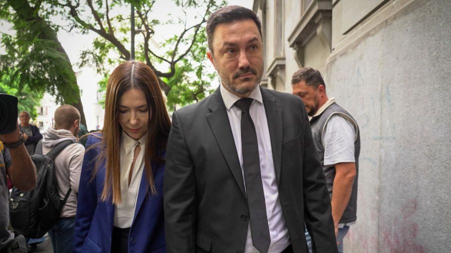 Cristina Pérez y Luis Petri llegando al velorio de Luis Brandoni