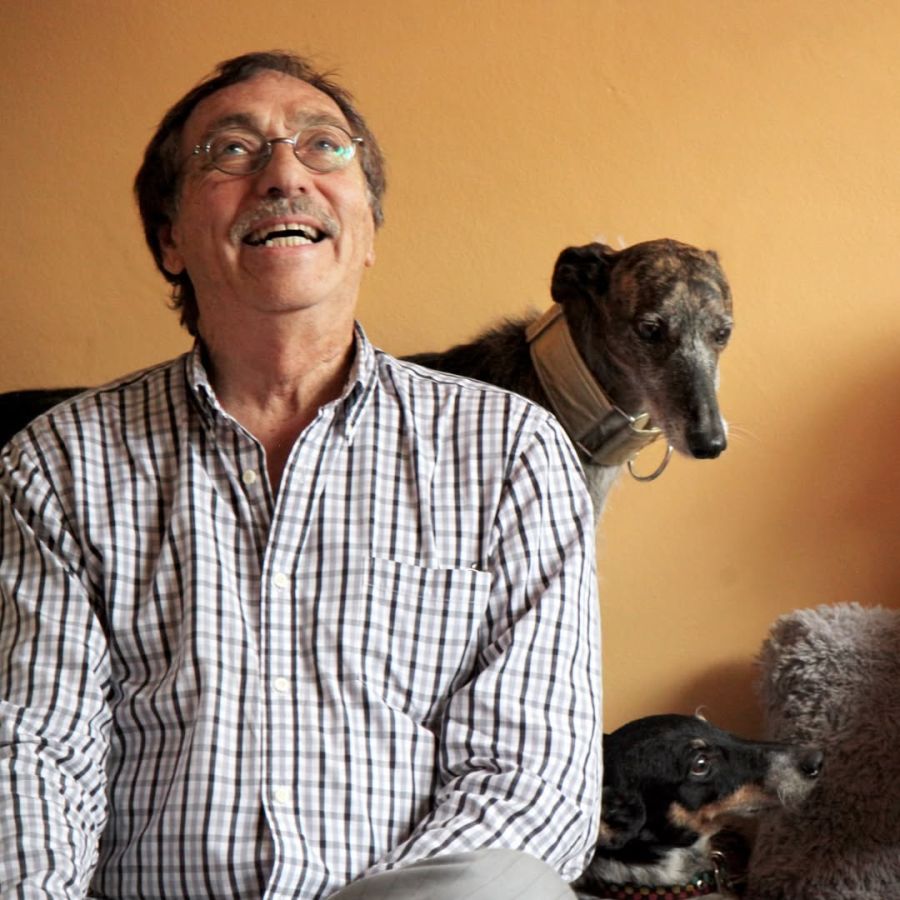 Luis Brandoni junto a sus perros
