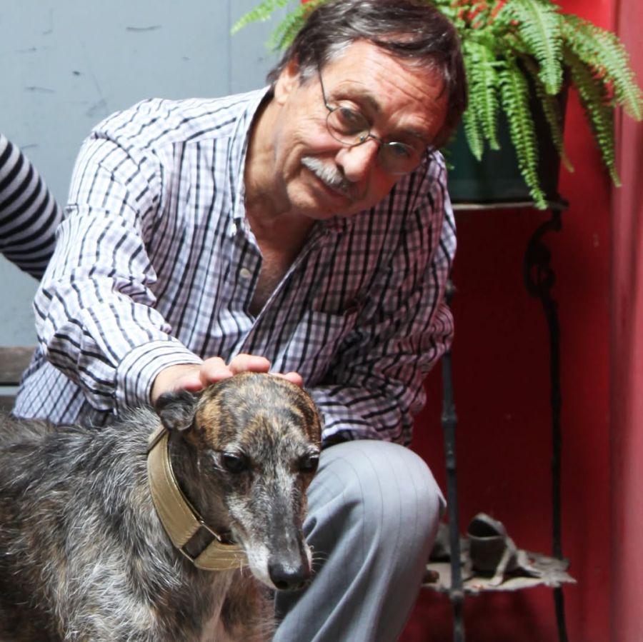 Luis Brandoni junto a sus perros