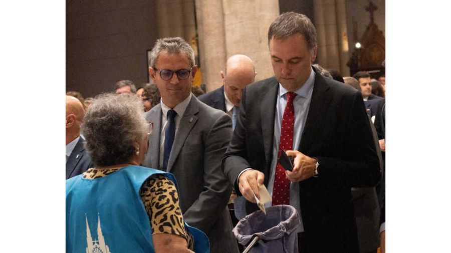 Adorni sacó la billetera en la misa de homenaje al papa Francisco, en Luján 20260421