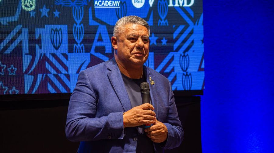 El presidente de la AFA, Claudio 'Chiqui' Tapia, en un encuentro con dirigntes mujeres del fútbol argentino