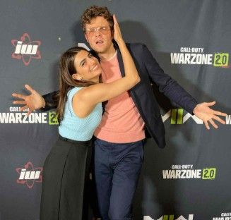 Jack Quaid y Claudia Doumit