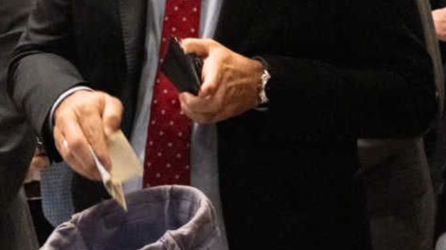 La mano que paga el diezmo de Manuel Adorni