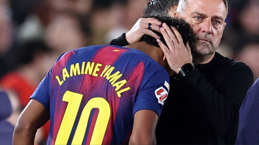 Lamine Yamal junto al entrenador Hansi Flick