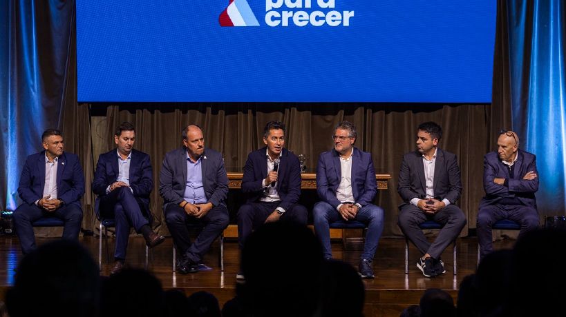 Manuel Calvo junto a intendentes de PJ