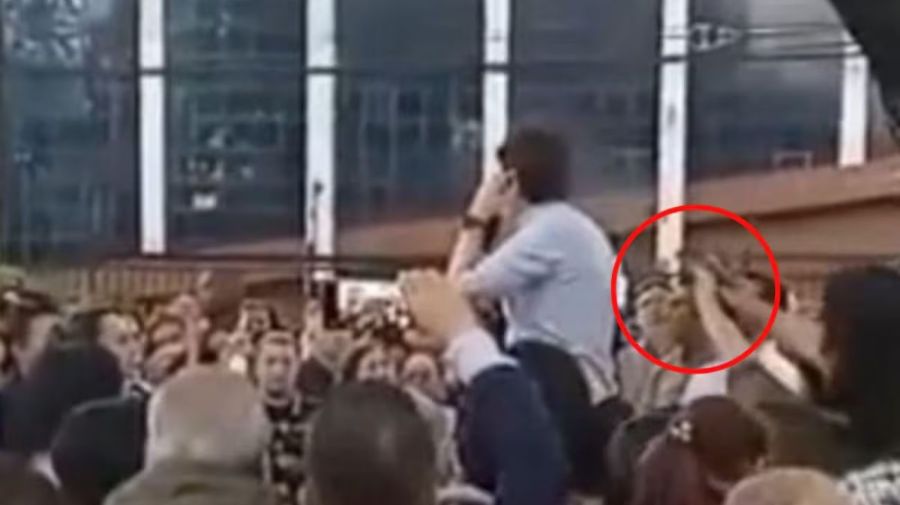 Momento en que el senador Miguel Uribe Turbay es asesinado por un sicario que le dispara por la espalda