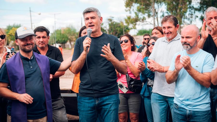 Passerini junto a vecinos