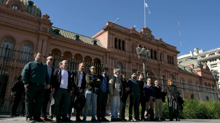 Periodistas acreditados se congregan frente a la Casa Rosada 23042026