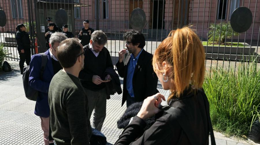 Periodistas acreditados se congregan frente a la Casa Rosada 23042026