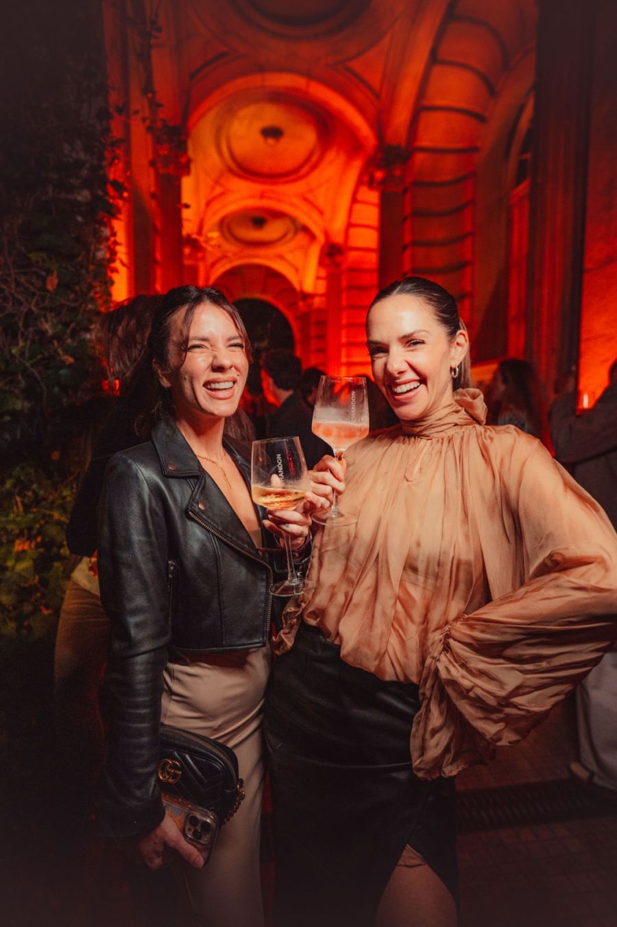 El negro como complemento según Gimena Accardi y Julieta Nair Calvo / Créditos: Chandon by Argenta.ft