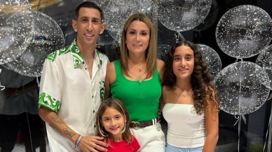Ángel Di María y Jorgelina Cardoso con sus hijas Mía y Pía