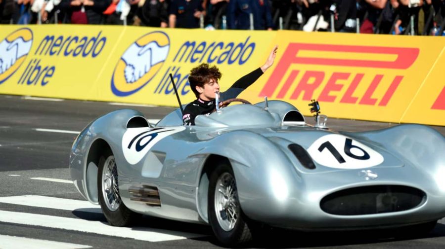 Franco Colapinto y el auto de Fangio