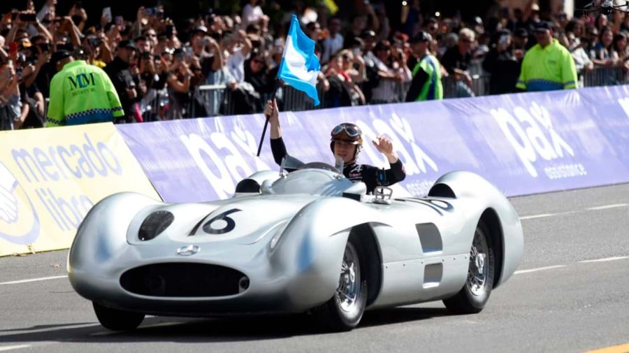 Franco Colapinto y el auto de Fangio