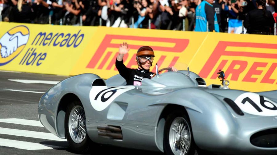 Franco Colapinto y el auto de Fangio