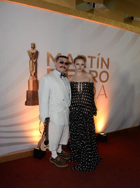 Apiolazza el argentino en la dirección creativa de Moschino, con una modelo