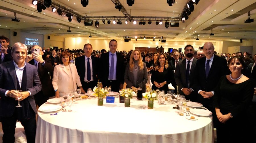 Javier Milei y funcionarios en la entrega de premios de Fundación Libertad 20260427