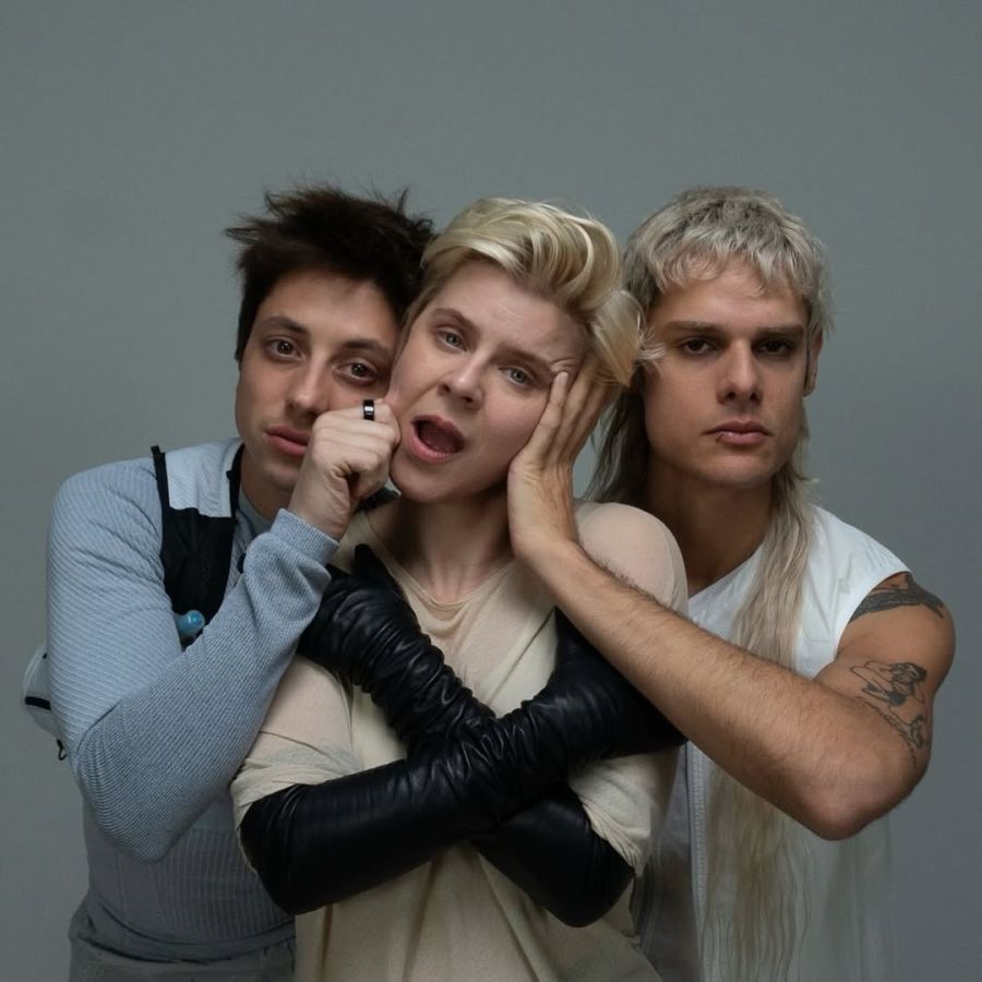 Robyn, Ca7riel y Paco Amoroso 