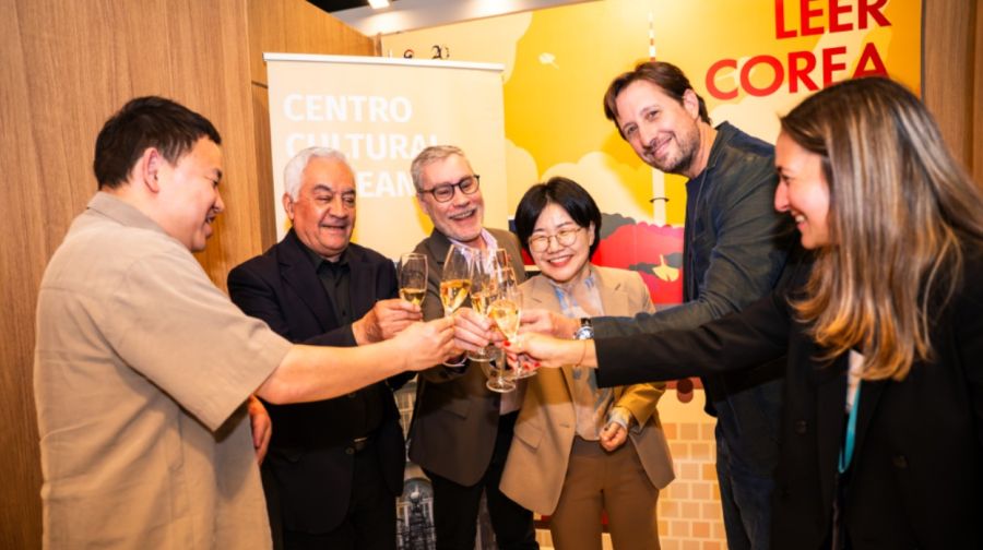 Kim Ho-yeon, Embajador Argañaraz, Ezequiel Martinez, Directora Misuk Kim, Christian Rainone, Eliana Gissara