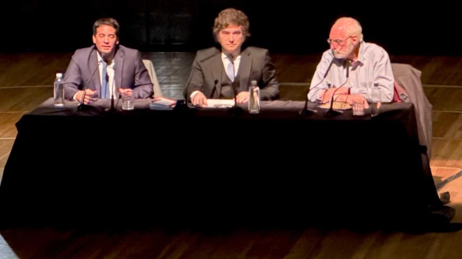 Milei en el Palacio Libertad en el debate sobre Keynes 20260428