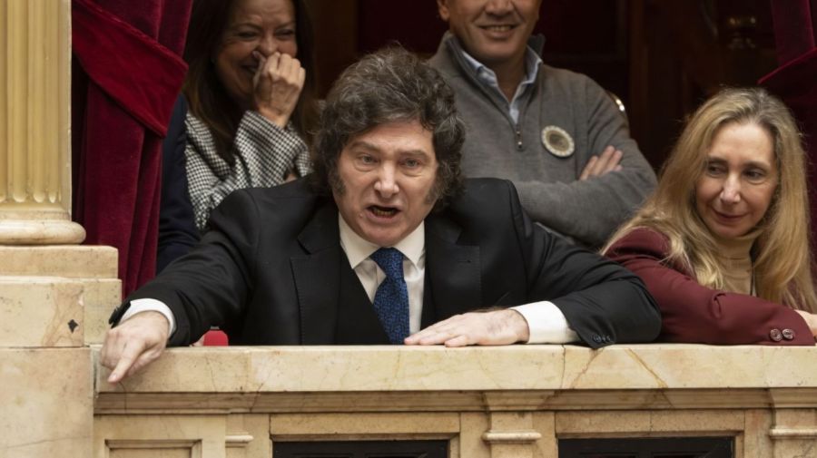 El presidente Javier Milei a los gritos con la oposición en el Congreso, durante el informe de gestión de Manuel Adorni