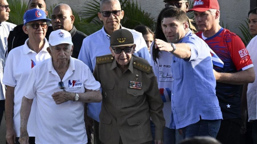 El expresidente de Cuba, Raúl Castro, el presidente Miguel Díaz-Canel en la concentración por el Día Internacional de los Trabajadores, en La Habana