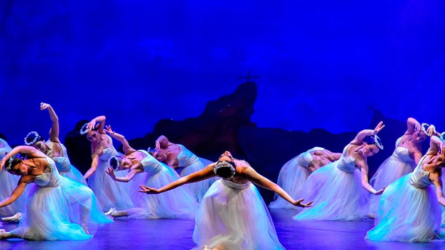Giselle, todas las bailarinas en el escenario