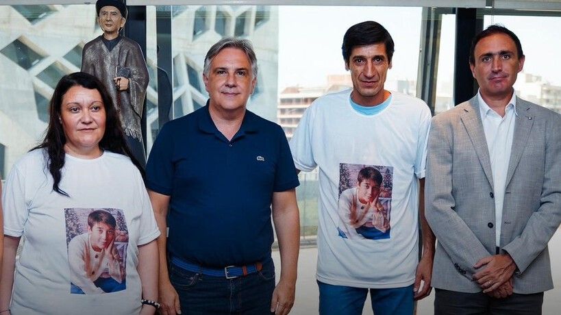 LLaryora y el ministro López con los papás de Joaquín Sperani