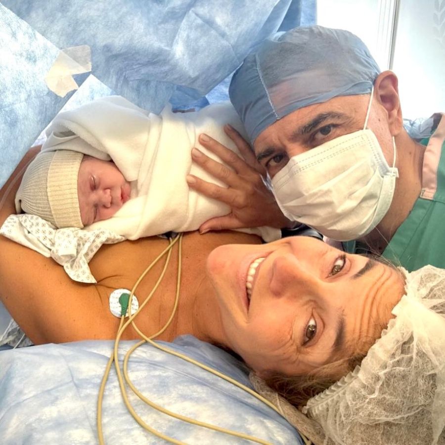 María Belén Ludueña y Jorge Macri junto a su hijo