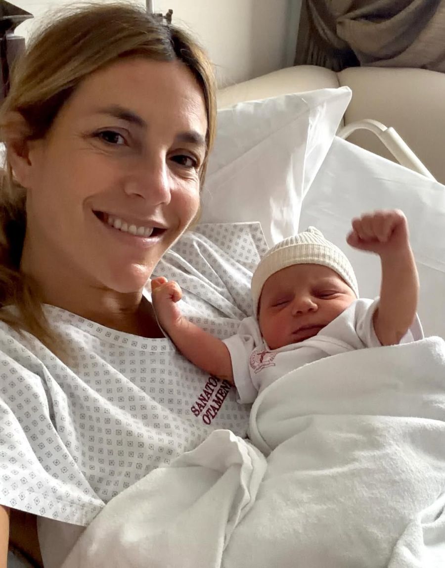 María Belén Ludueña y Jorge Macri junto a su hijo